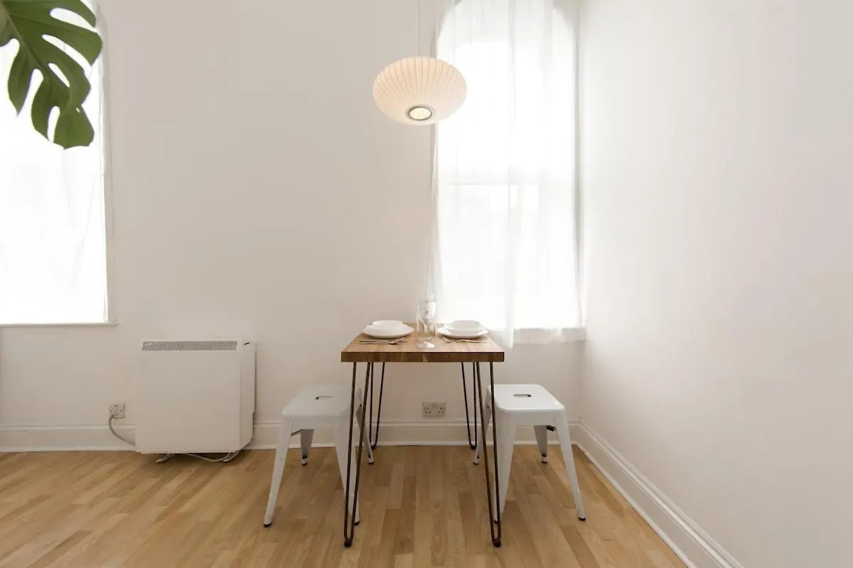 Loft W 100Inch Cinema, Premium Mattress & Hammock, By The Design Traveller Apartment London