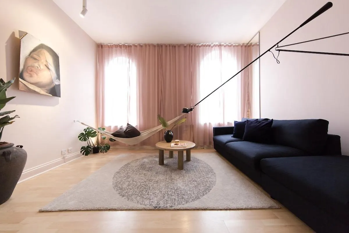 Loft W 100Inch Cinema, Premium Mattress & Hammock, By The Design Traveller Apartment London