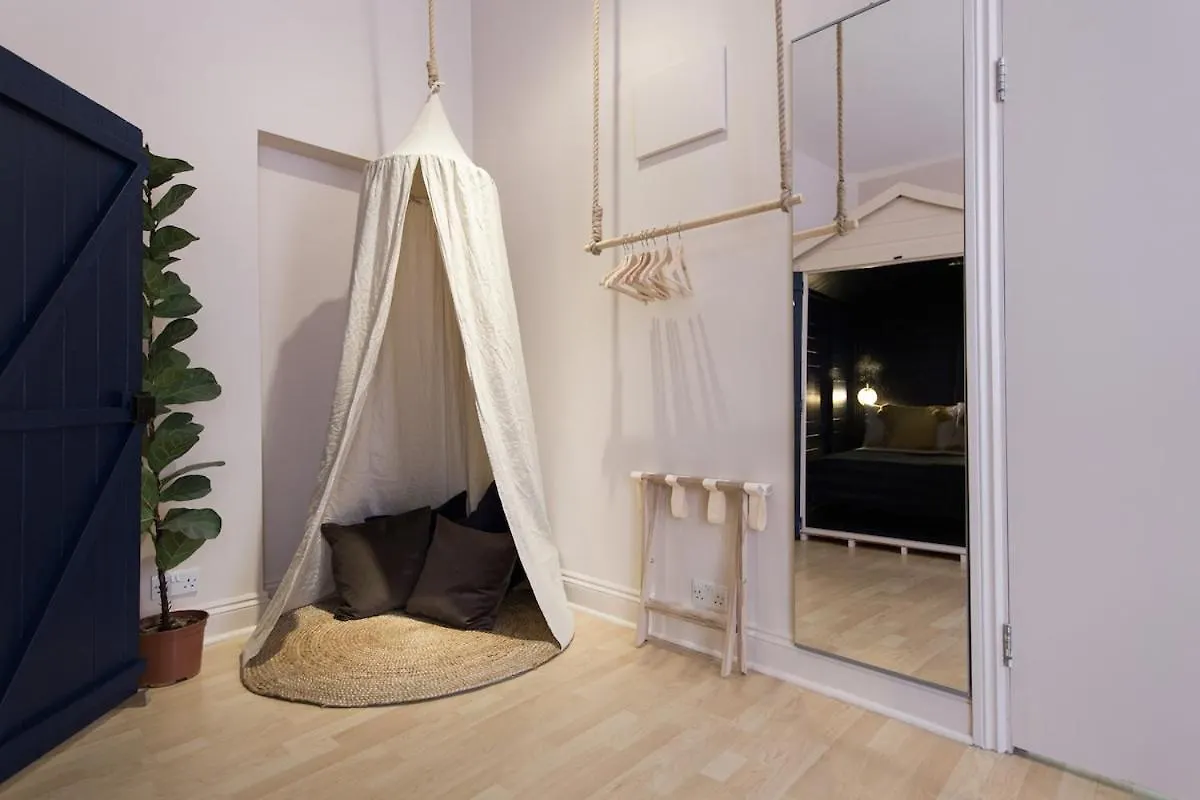 Loft W 100Inch Cinema, Premium Mattress & Hammock, By The Design Traveller Apartment London