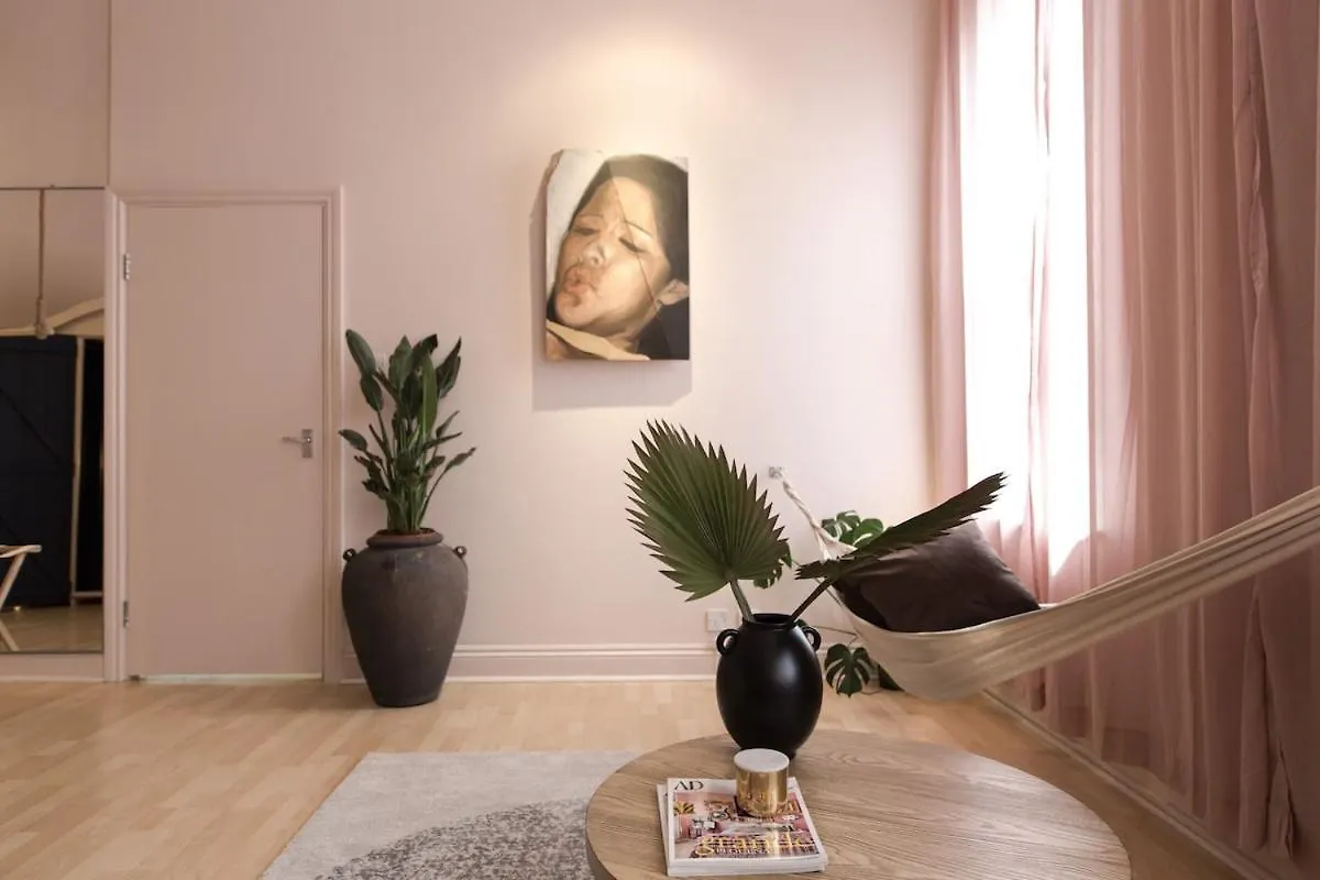 Loft W 100Inch Cinema, Premium Mattress & Hammock, By The Design Traveller Apartment London 0*,