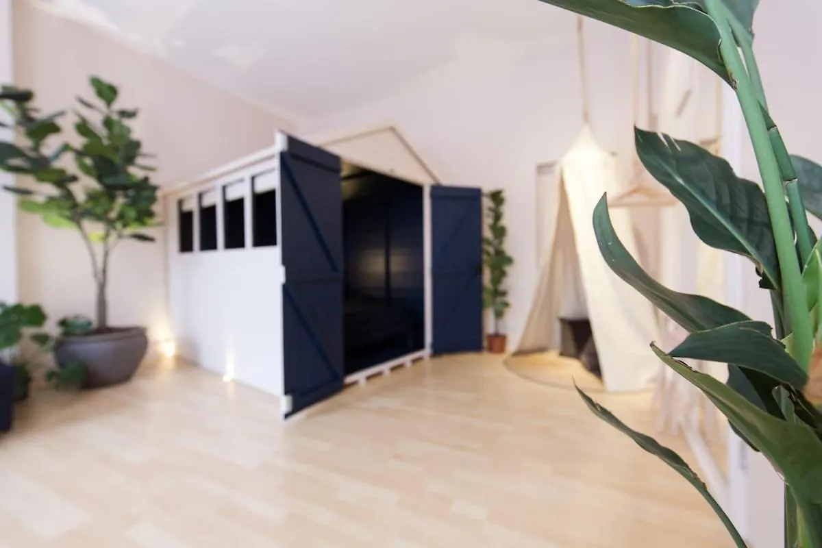 Loft W 100Inch Cinema, Premium Mattress & Hammock, By The Design Traveller Daire Londra
