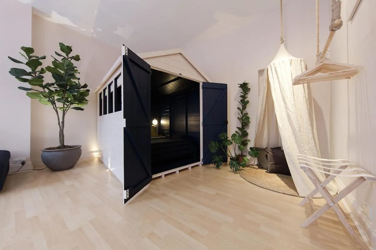 Loft W 100Inch Cinema, Premium Mattress & Hammock, By The Design Traveller Apartment London