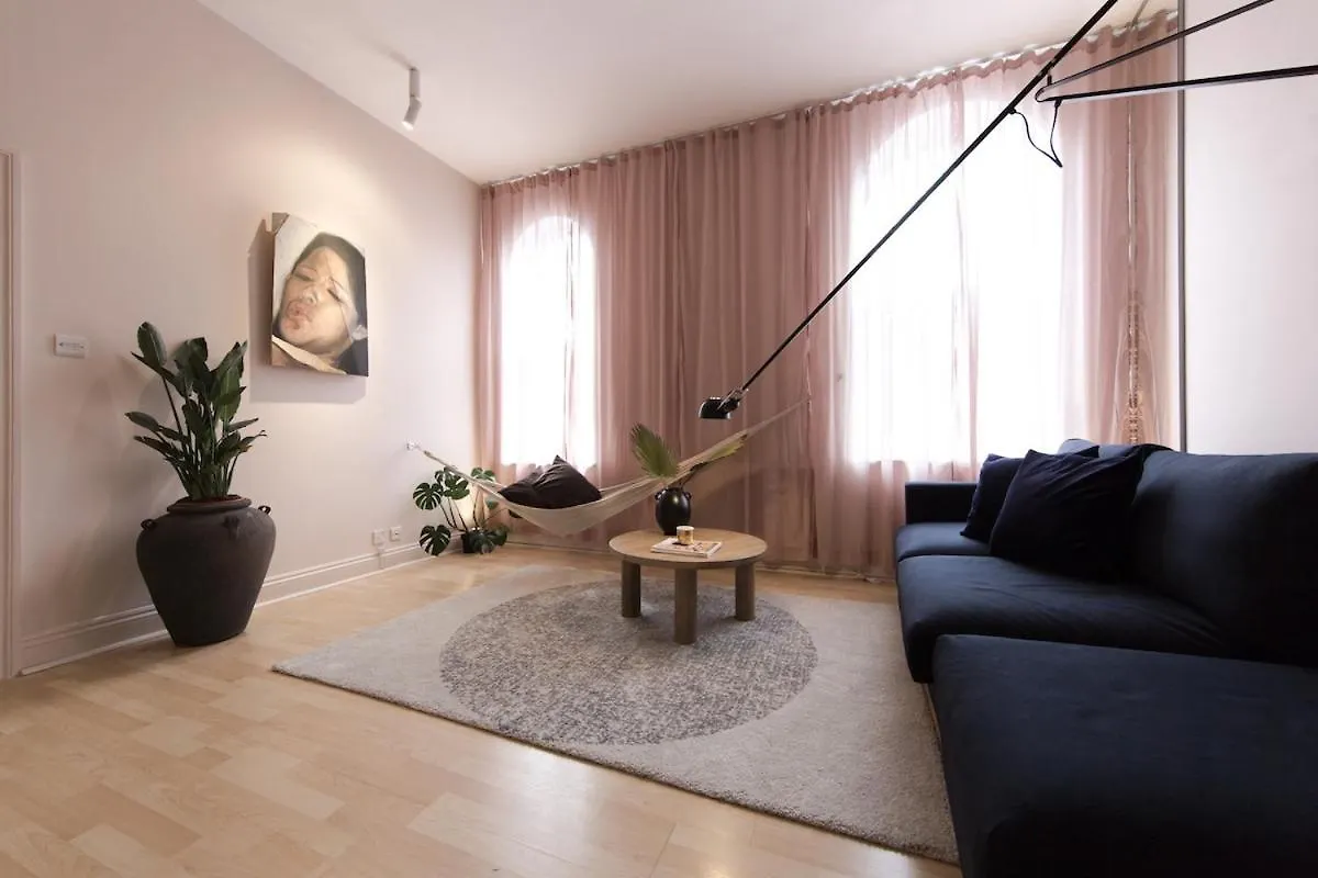 Loft W 100Inch Cinema, Premium Mattress & Hammock, By The Design Traveller Apartment London
