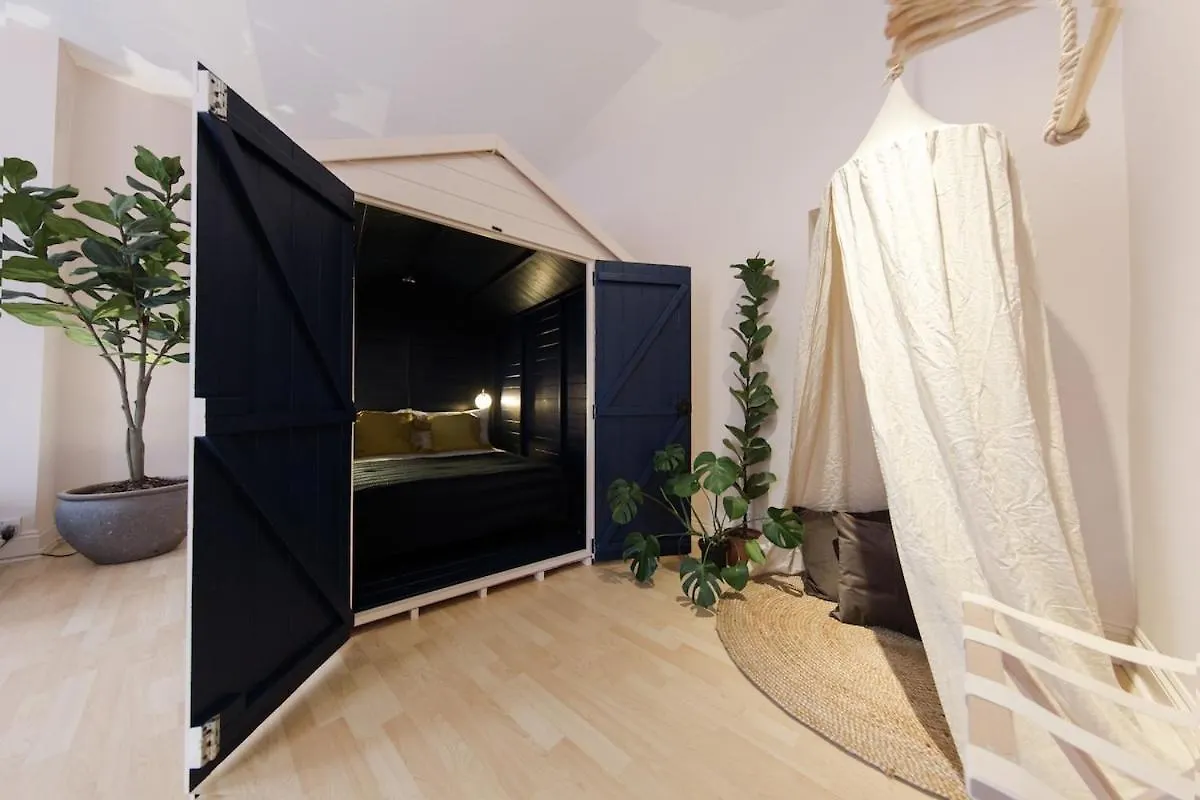 Loft W 100Inch Cinema, Premium Mattress & Hammock, By The Design Traveller Apartment London